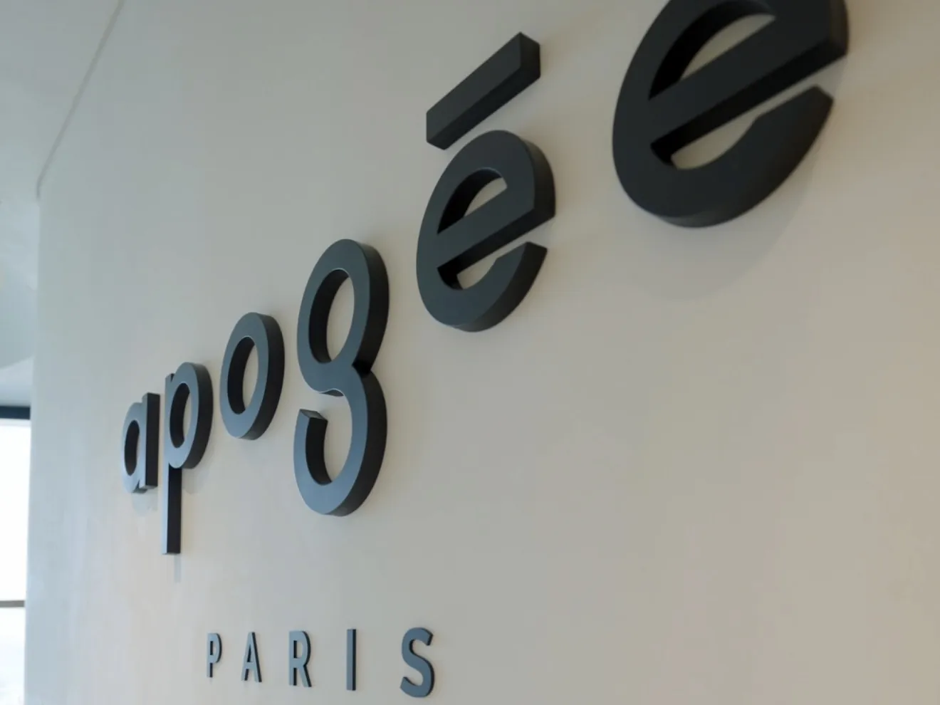 Apogee Paris logo on the clinic wall